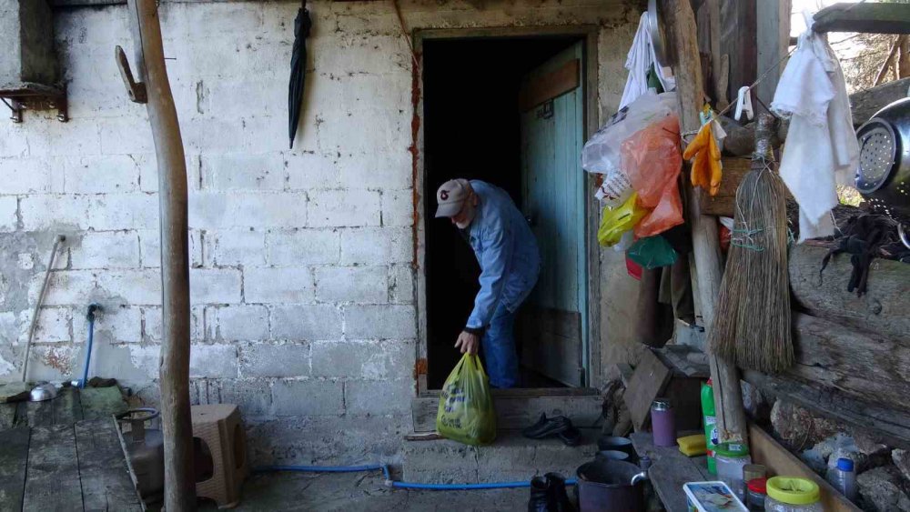 Trabzon'un Of İlçesinde Yaşayan Ali Kılıç , Evine Su Gelmeyince Çamaşır Makinesini  Suyun Olduğu Yere Kurdu