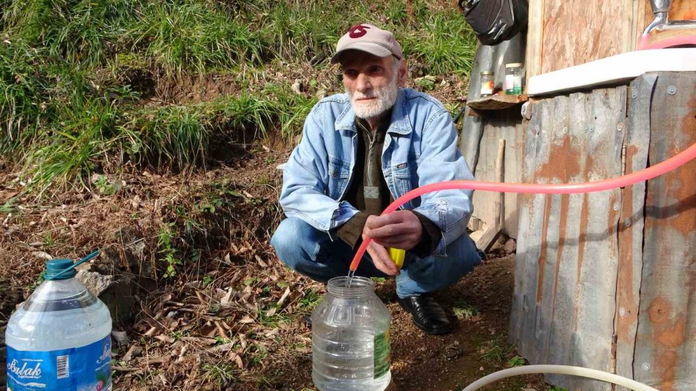 Trabzon'un Of İlçesinde Yaşayan Ali Kılıç , Evine Su Gelmeyince Çamaşır Makinesini  Suyun Olduğu Yere Kurdu