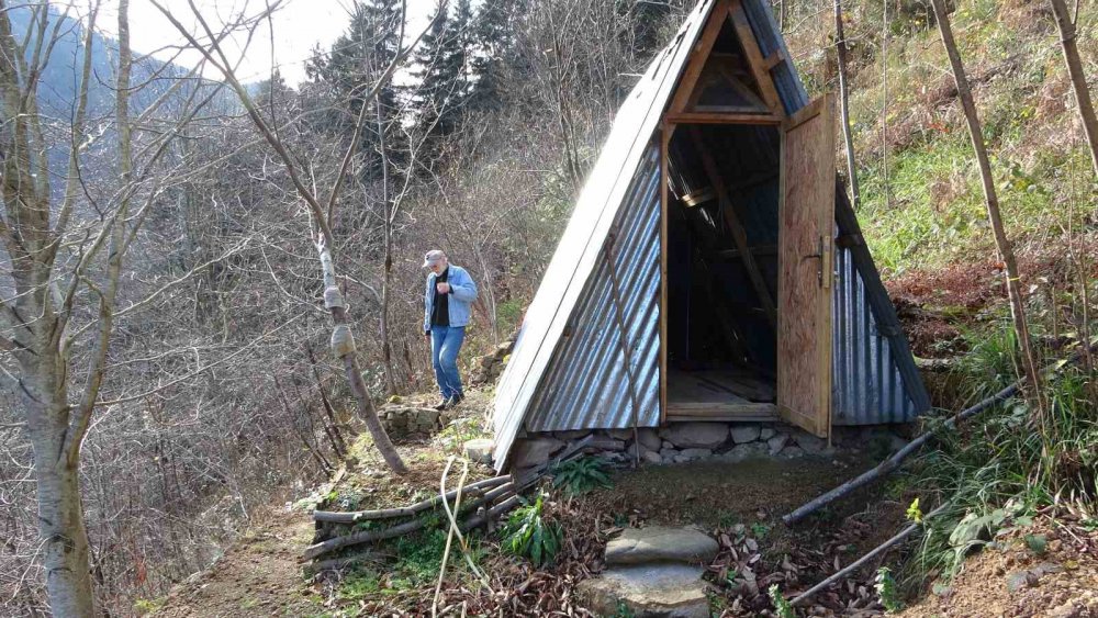 Trabzon'un Of İlçesinde Yaşayan Ali Kılıç , Evine Su Gelmeyince Çamaşır Makinesini  Suyun Olduğu Yere Kurdu