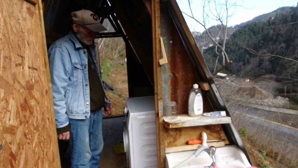 Trabzon'un Of İlçesinde Yaşayan Ali Kılıç , Evine Su Gelmeyince Çamaşır Makinesini  Suyun Olduğu Yere Kurdu