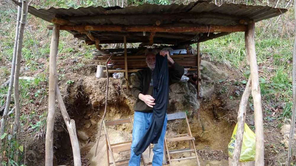 Trabzon'un Of İlçesinde Yaşayan Ali Kılıç , Evine Su Gelmeyince Çamaşır Makinesini  Suyun Olduğu Yere Kurdu