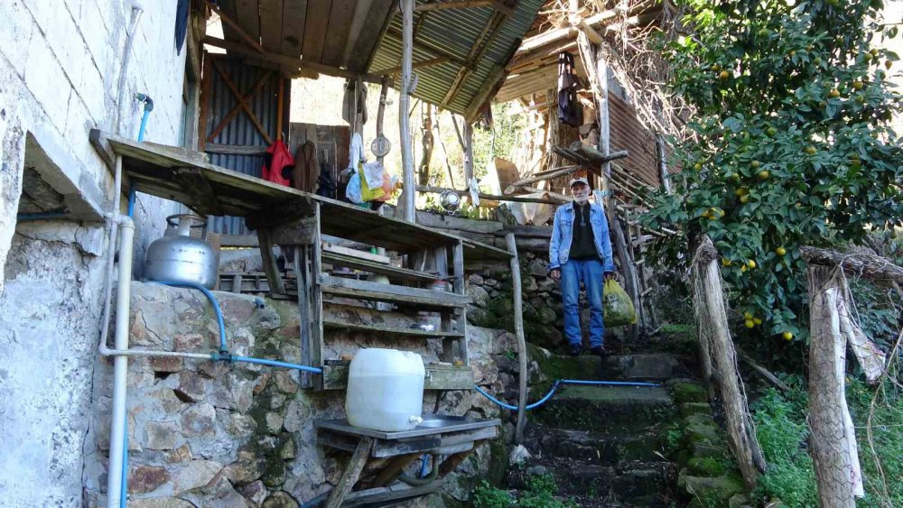 Trabzon'un Of İlçesinde Yaşayan Ali Kılıç , Evine Su Gelmeyince Çamaşır Makinesini  Suyun Olduğu Yere Kurdu