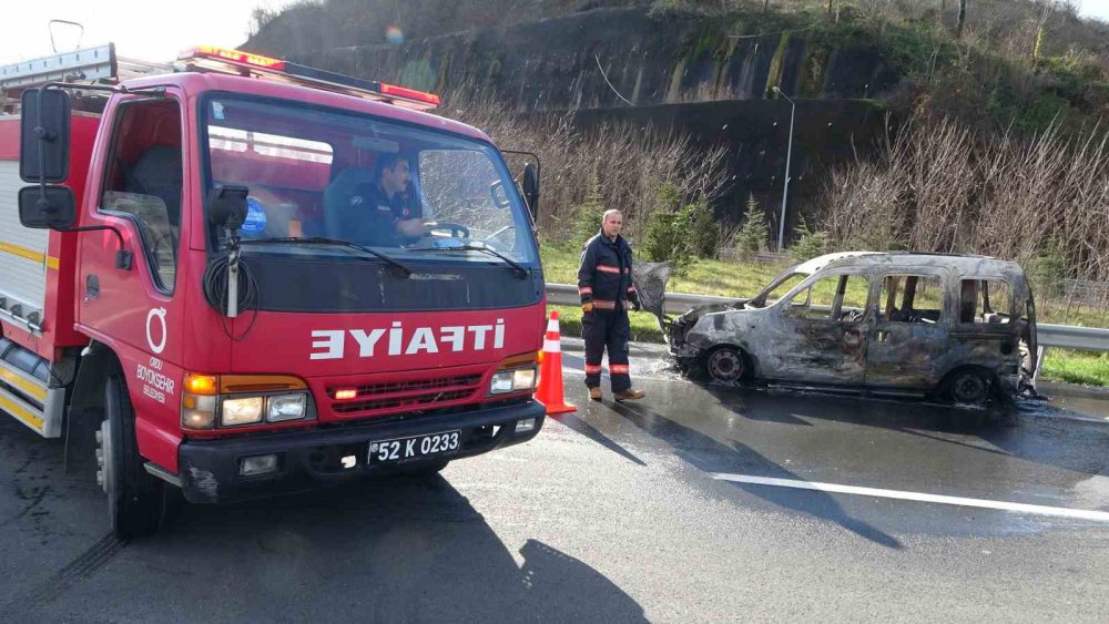 Ordu'da Hafif Ticari Araç Yangını: Araç Kısa Sürede Küle Döndü