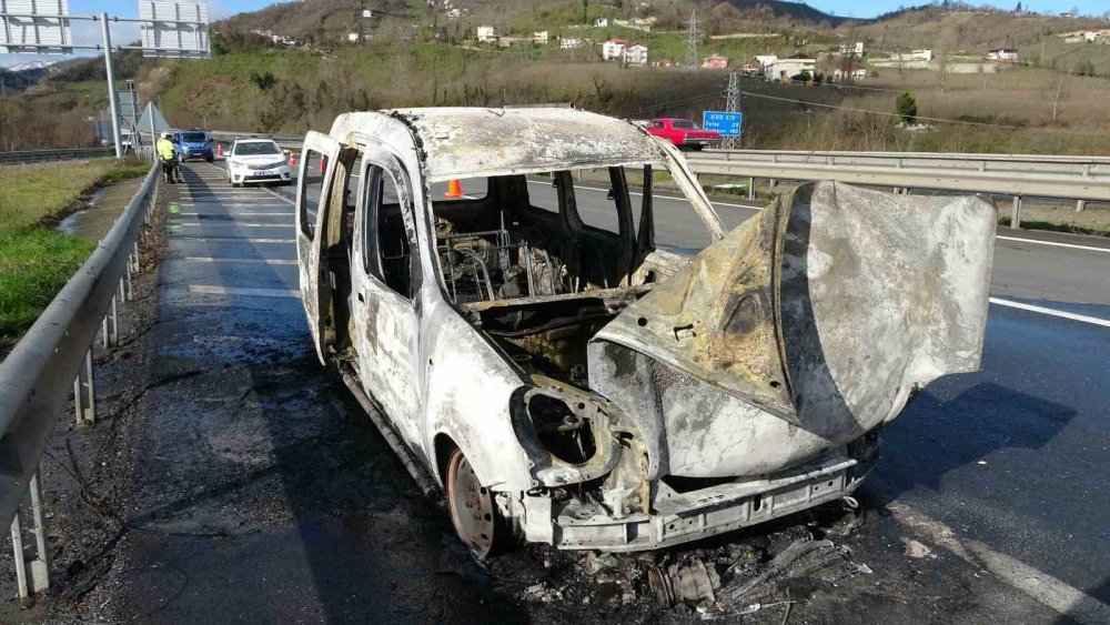 Ordu'da Hafif Ticari Araç Yangını: Araç Kısa Sürede Küle Döndü