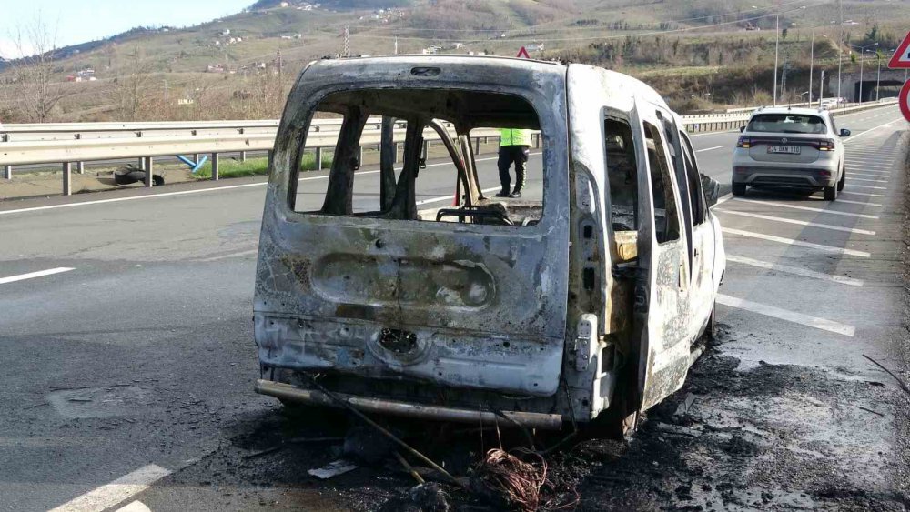 Ordu'da Hafif Ticari Araç Yangını: Araç Kısa Sürede Küle Döndü