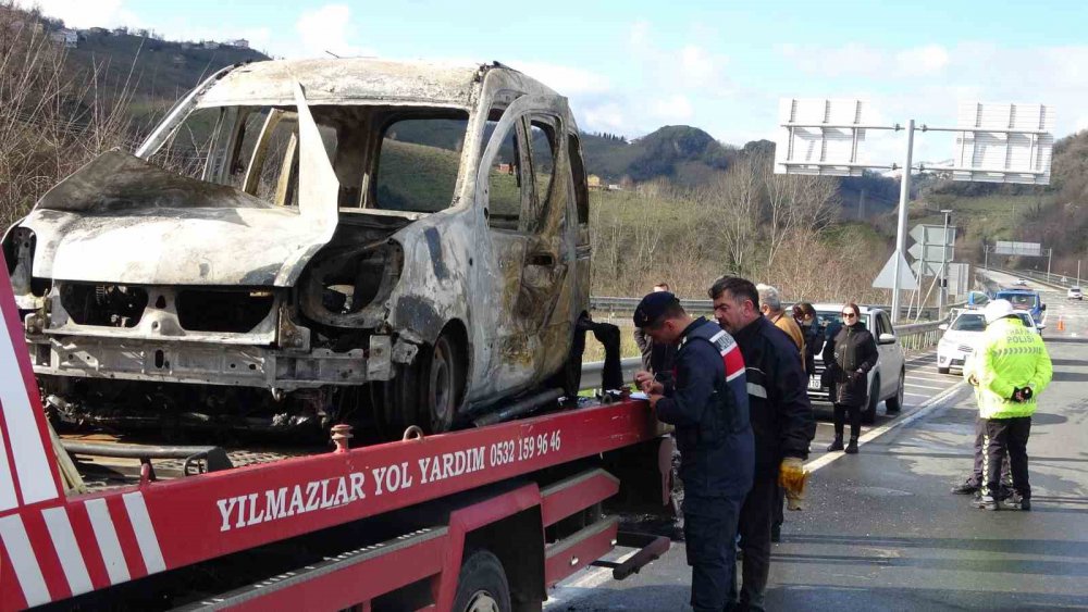 Ordu'da Hafif Ticari Araç Yangını: Araç Kısa Sürede Küle Döndü