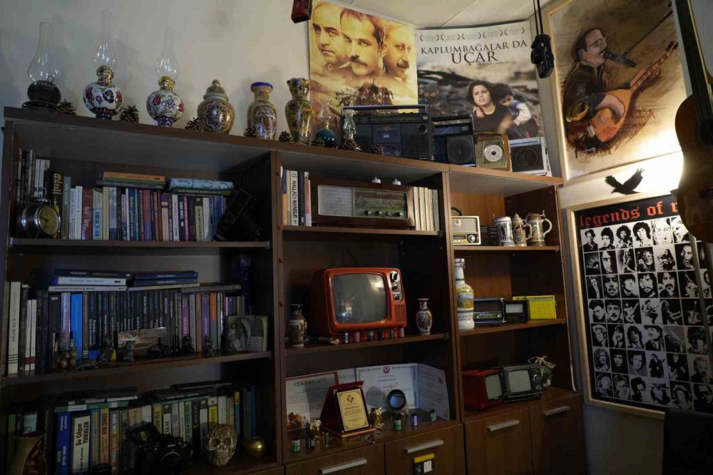 Gümüşhane Üniversitesi'nden Bir Akademisyen 16 Metrekarelik Odasını Sinema Müzesine Çevirdi