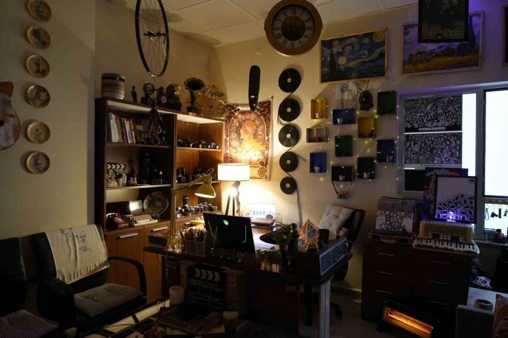 Gümüşhane Üniversitesi'nden Bir Akademisyen 16 Metrekarelik Odasını Sinema Müzesine Çevirdi