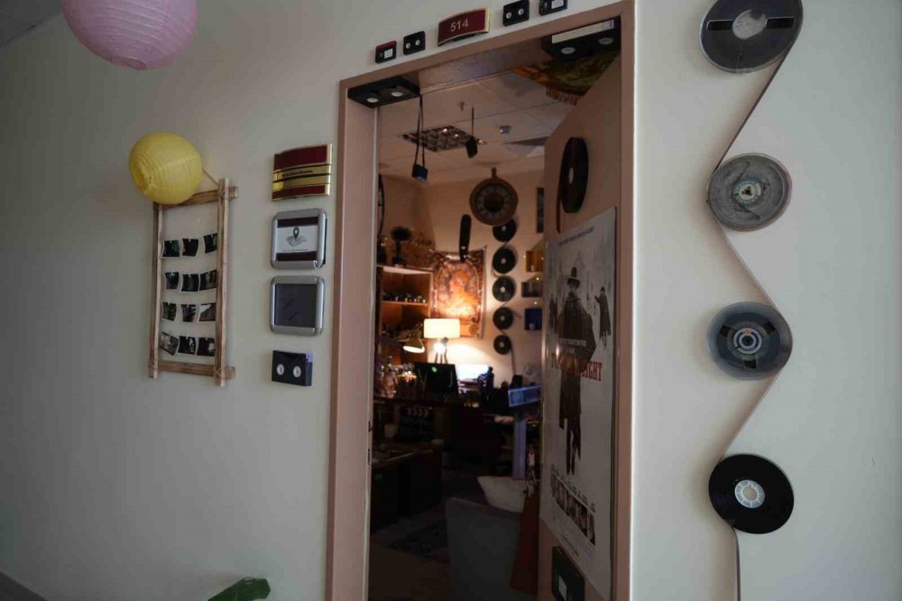 Gümüşhane Üniversitesi'nden Bir Akademisyen 16 Metrekarelik Odasını Sinema Müzesine Çevirdi