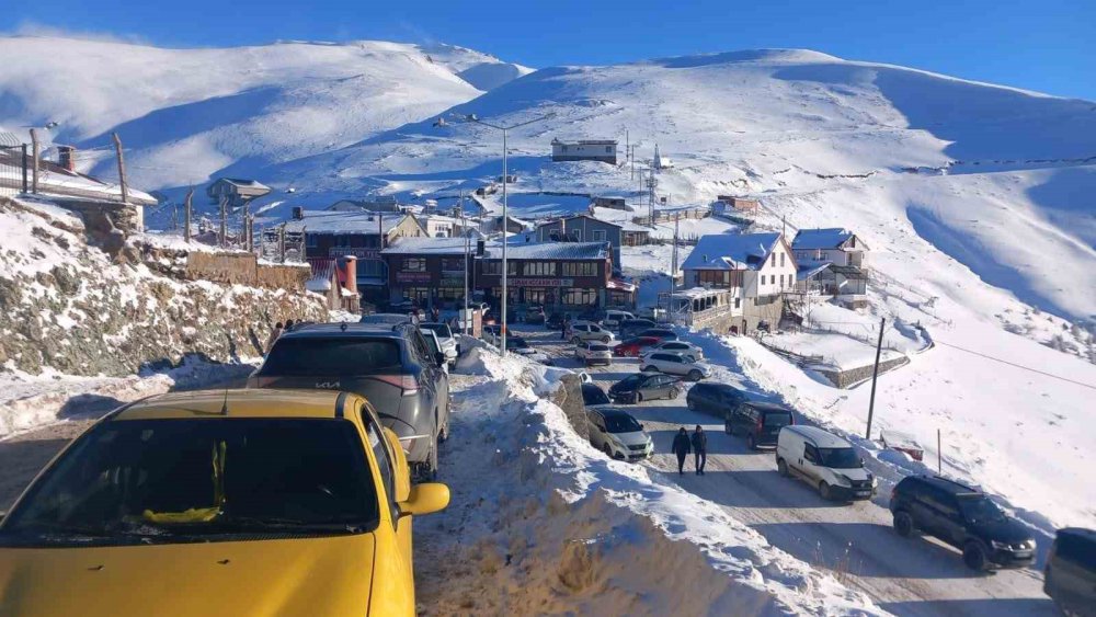 Zigana Dağı Kayak Tesisi’nde Güvenli Kış Turizmi İçin Jandarma Çalışmalarını Sürdürüyor
