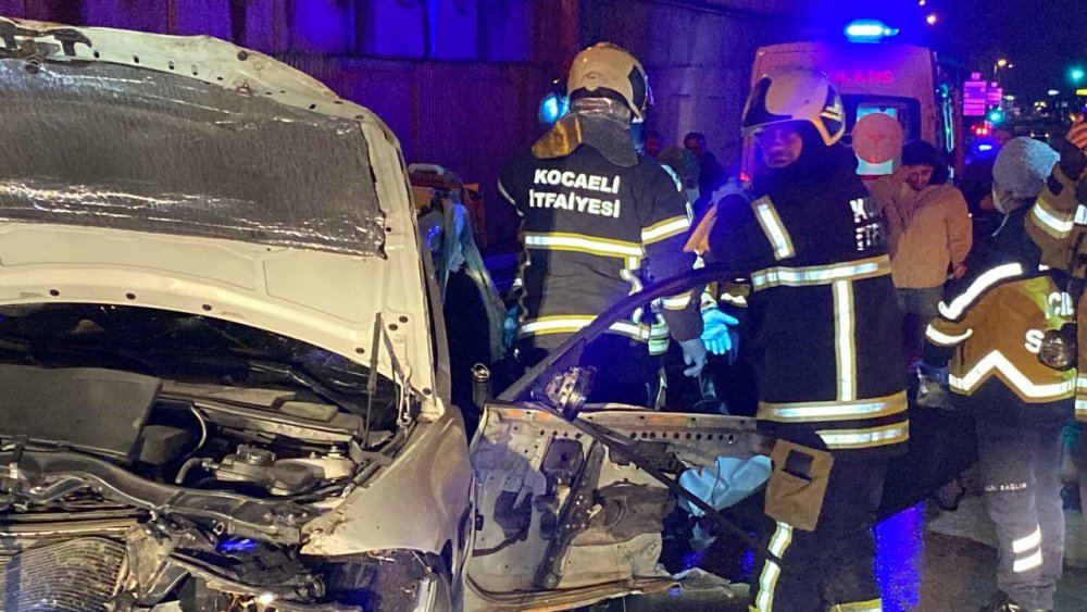 Bariyere Çarpan Otomobil Hurdaya Döndü: 2 Ölü, 1 Yaralı