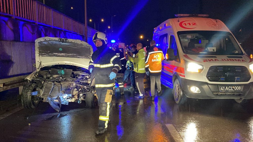 Bariyere Çarpan Otomobil Hurdaya Döndü: 2 Ölü, 1 Yaralı