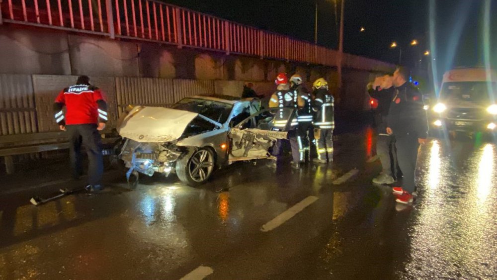 Bariyere Çarpan Otomobil Hurdaya Döndü: 2 Ölü, 1 Yaralı