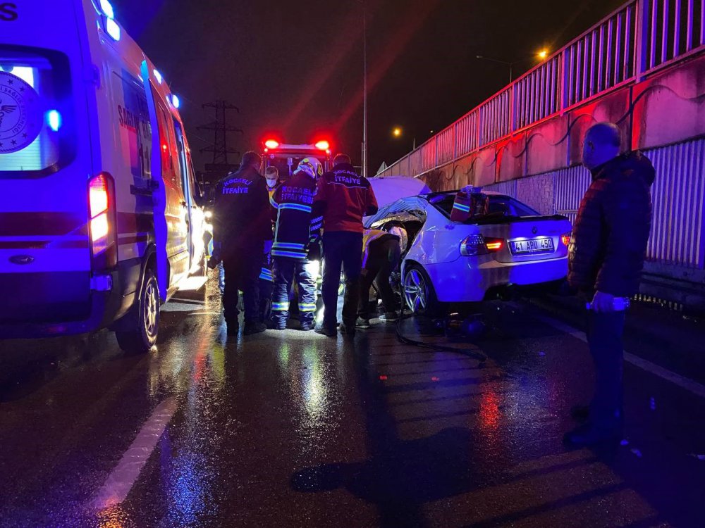 Bariyere Çarpan Otomobil Hurdaya Döndü: 2 Ölü, 1 Yaralı