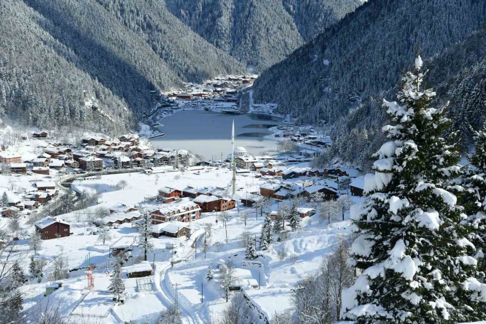 Uzungöl, Buz Tutarak Doğu Karadeniz'in Büyüleyici Güzelliğine Doyurdu