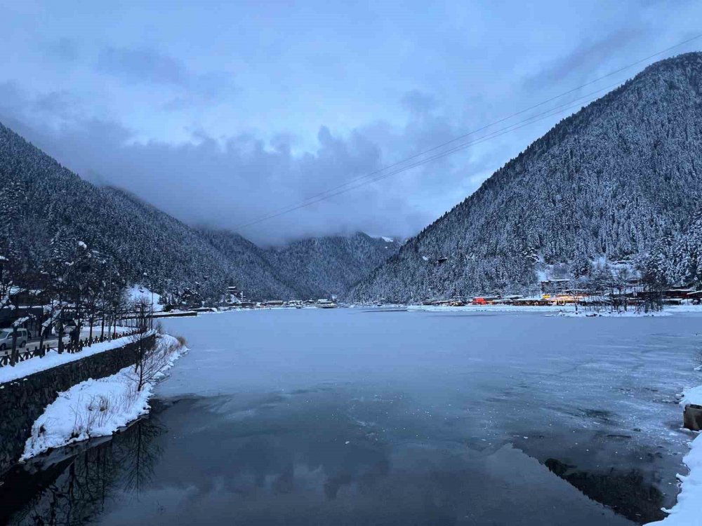 Uzungöl, Buz Tutarak Doğu Karadeniz'in Büyüleyici Güzelliğine Doyurdu