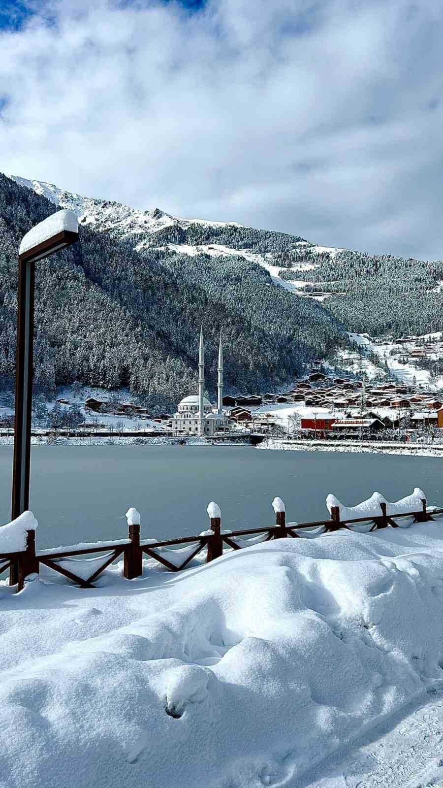 Uzungöl, Buz Tutarak Doğu Karadeniz'in Büyüleyici Güzelliğine Doyurdu