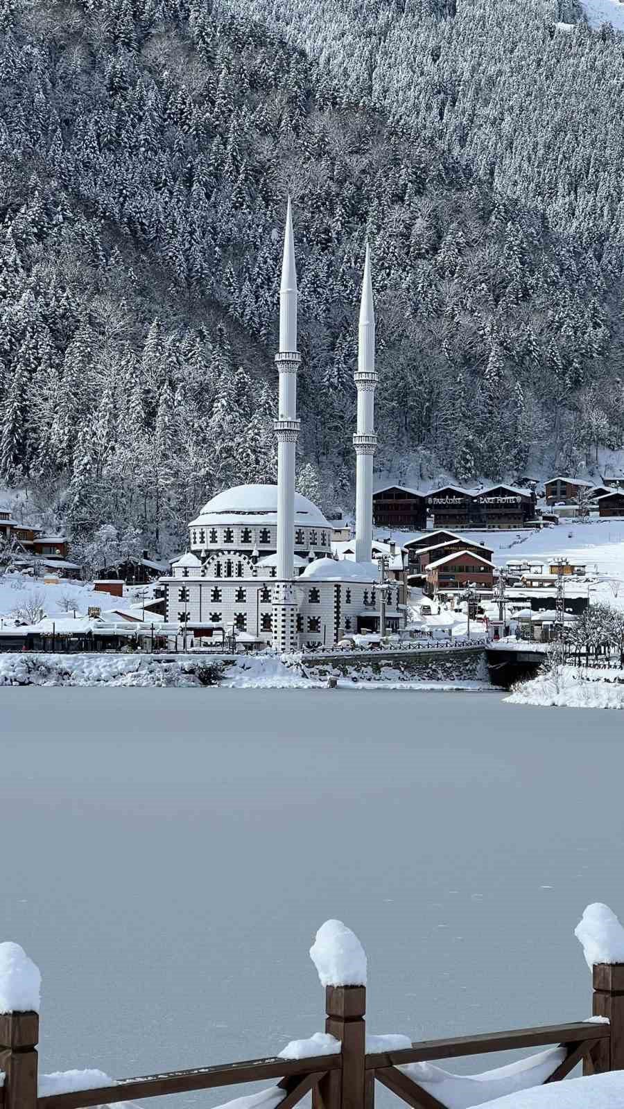 Uzungöl, Buz Tutarak Doğu Karadeniz'in Büyüleyici Güzelliğine Doyurdu
