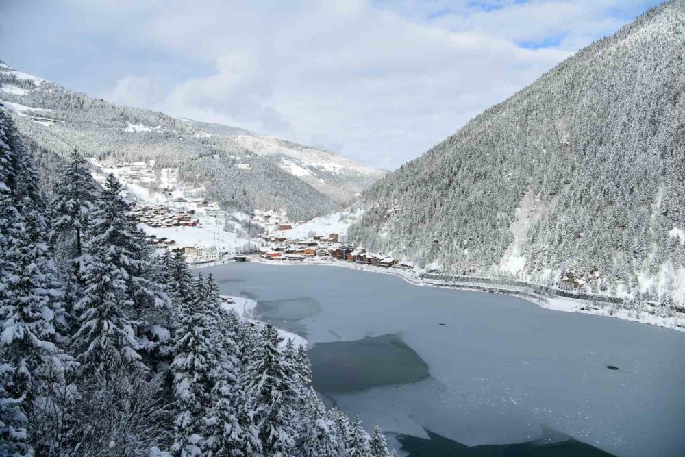 Uzungöl, Buz Tutarak Doğu Karadeniz'in Büyüleyici Güzelliğine Doyurdu