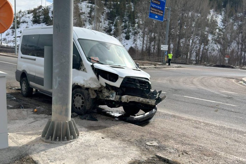 Gümüşhane'de Meydana Gelen Trafik Kazasında 4 Kişi Yaralandı