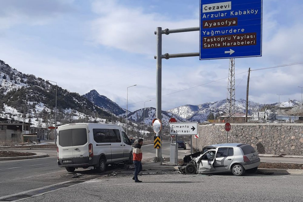 Gümüşhane'de Meydana Gelen Trafik Kazasında 4 Kişi Yaralandı