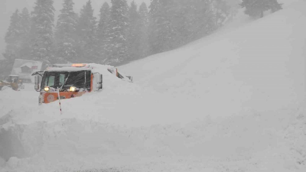 Artvin'de Sahara Geçidi'nde Çığ Tehlikesi: İki İş Makinesi Çığ Altında Kaldı