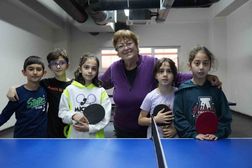 77 Yaşındaki ‘dilek Teyze’ Masa Tenisi Tutkusundan Vazgeçemiyor