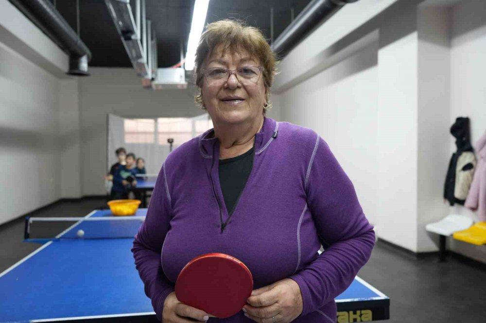 77 Yaşındaki ‘dilek Teyze’ Masa Tenisi Tutkusundan Vazgeçemiyor
