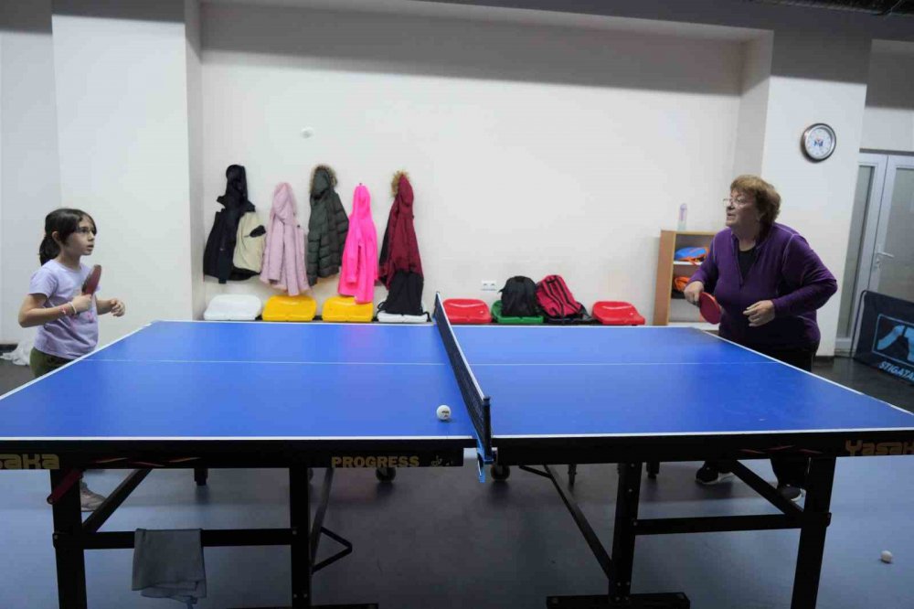 77 Yaşındaki ‘dilek Teyze’ Masa Tenisi Tutkusundan Vazgeçemiyor