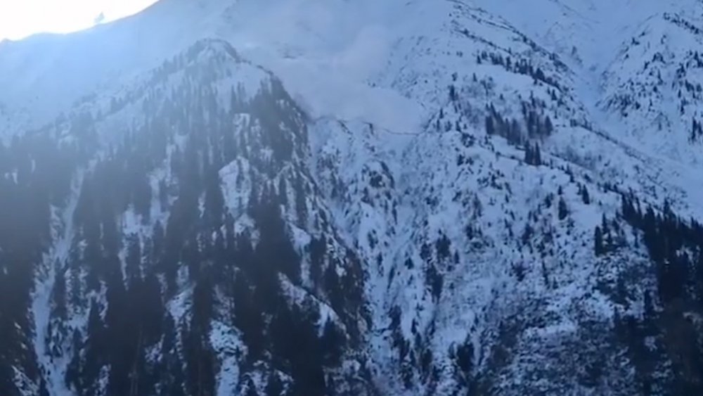 Rize'de Faciadan dönüldü , Çayeli ilçesinde çığ düşmesi vatandaşlar tarafından görüntülendi