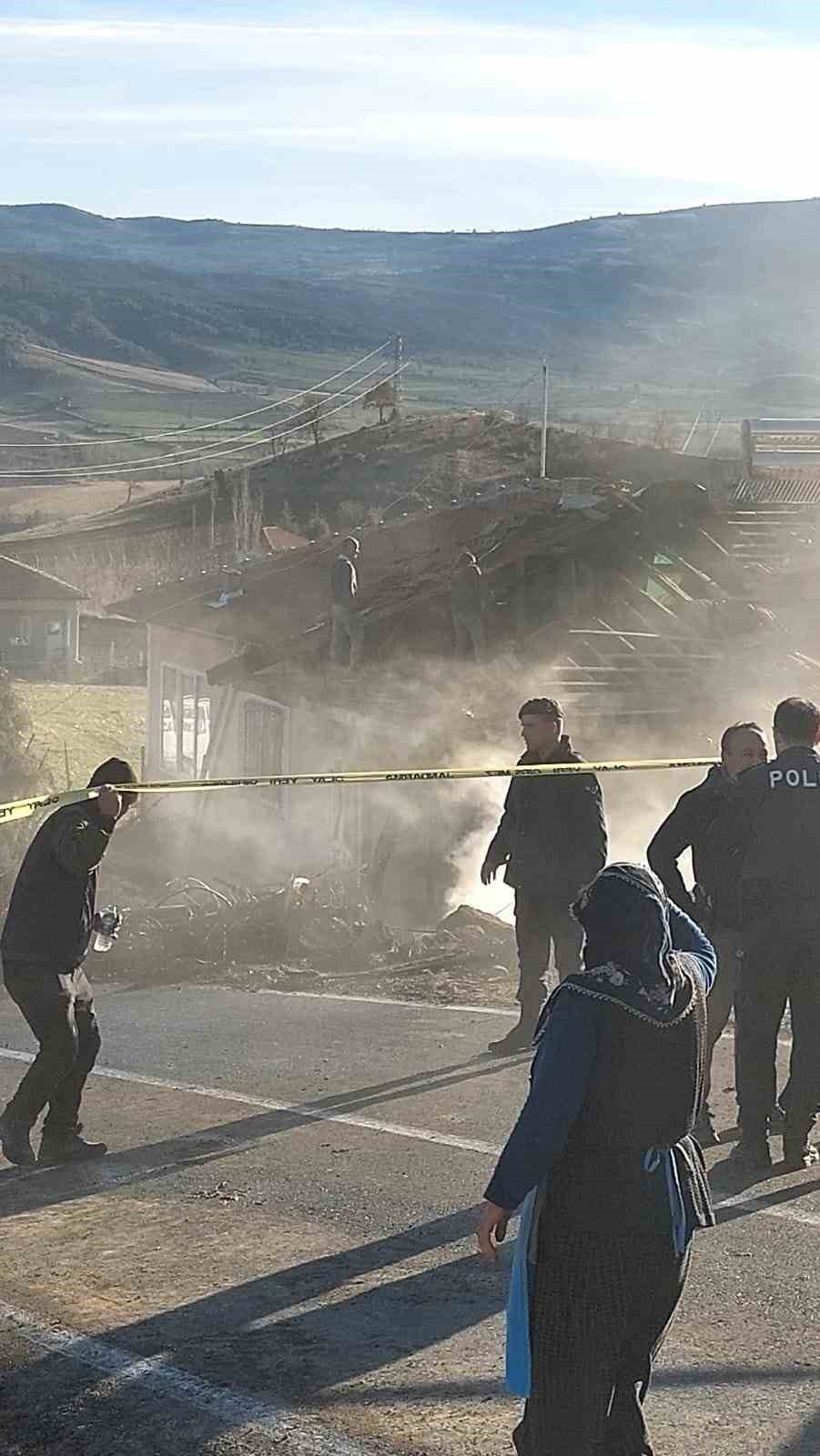 Çorum'da Bahçesindeki Otları Yakmak İstedi, Evi Ve Otomobili Yaktı