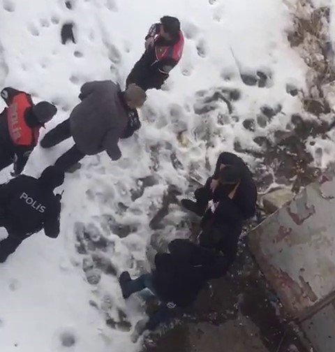 Erzurum Polis Genç Kızı Zor Sakinleştirdi
