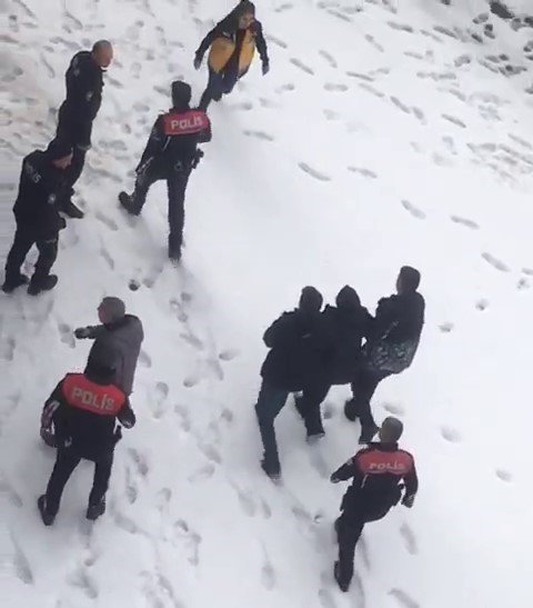 Erzurum Polis Genç Kızı Zor Sakinleştirdi