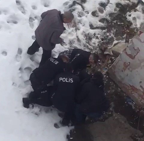 Erzurum Polis Genç Kızı Zor Sakinleştirdi