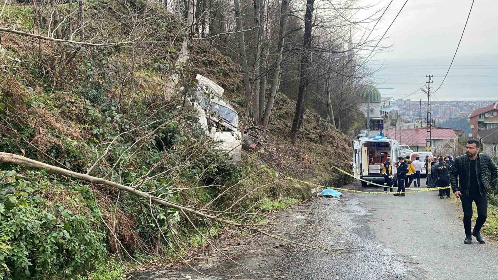 Rize Dağsu mahallesindeki Araç Yol Kenarındaki Ağaca Çarptı: Fırlayan Sürücü Hayatını Kaybetti