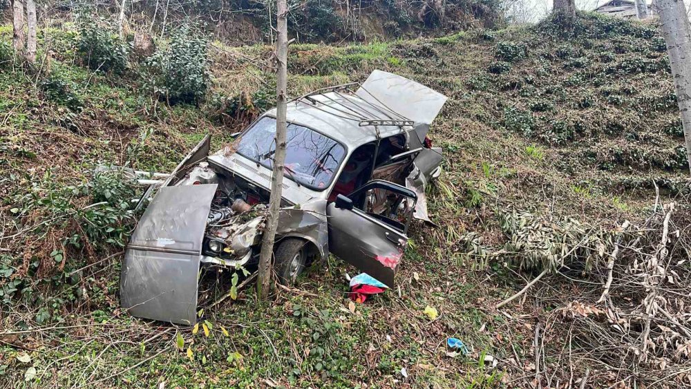 Rize Dağsu mahallesindeki Araç Yol Kenarındaki Ağaca Çarptı: Fırlayan Sürücü Hayatını Kaybetti