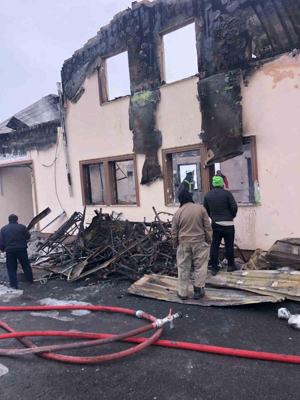 Gümüşhane’de Çıkan Yangında 2 Katlı Köy Konağı Ve Muhtarlık Küle Döndü