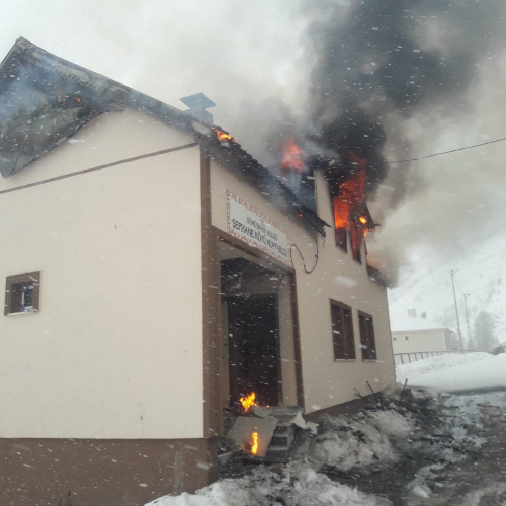 Gümüşhane’de Çıkan Yangında 2 Katlı Köy Konağı Ve Muhtarlık Küle Döndü