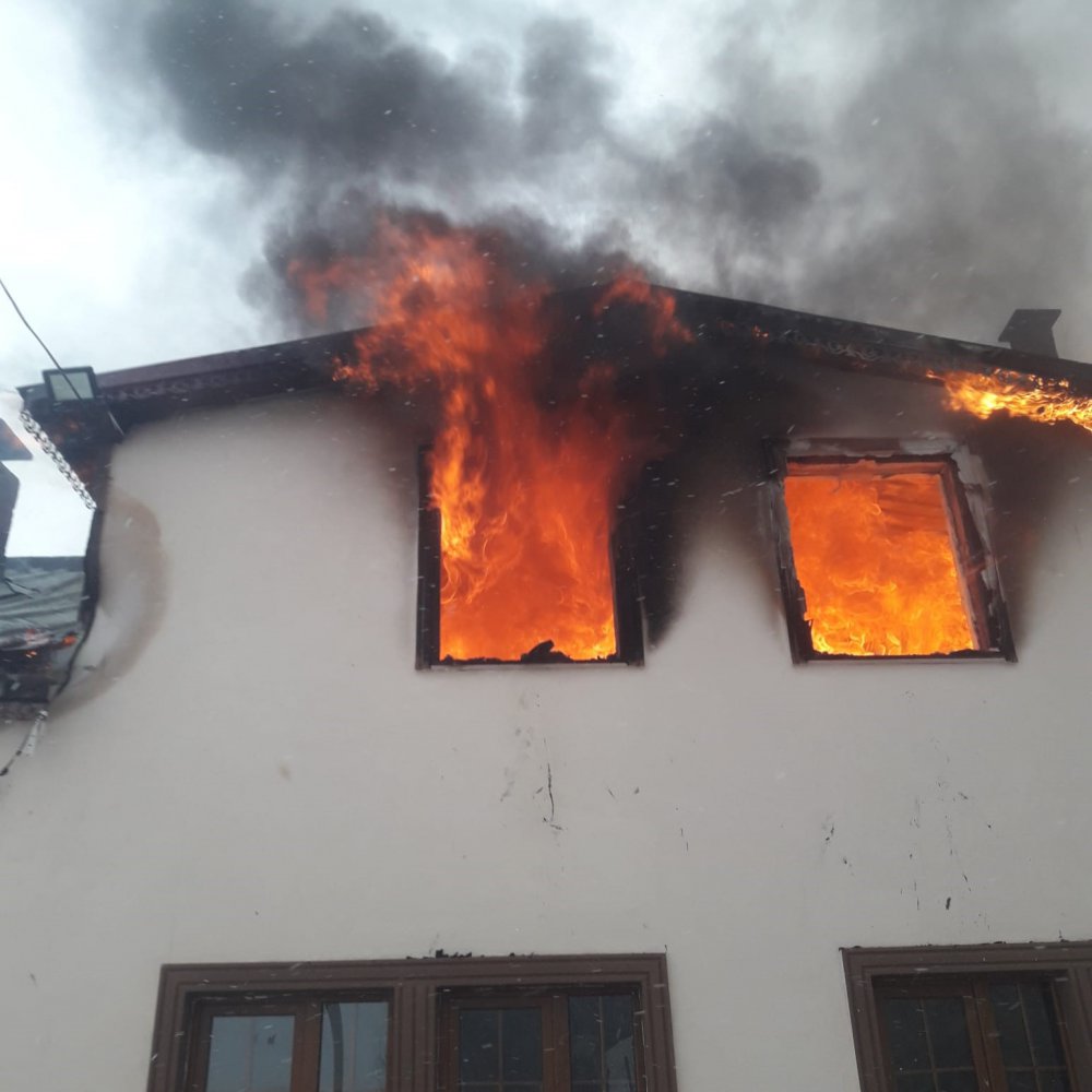 Gümüşhane’de Çıkan Yangında 2 Katlı Köy Konağı Ve Muhtarlık Küle Döndü
