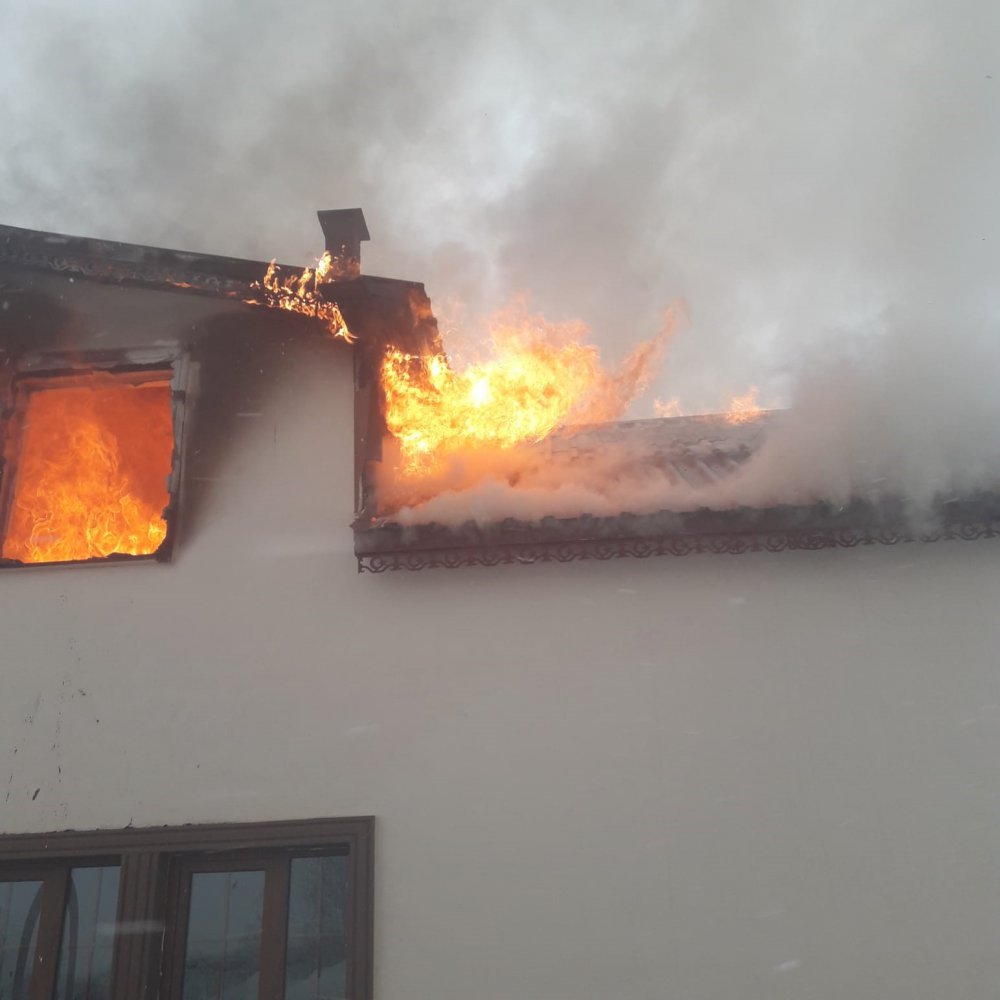 Gümüşhane’de Çıkan Yangında 2 Katlı Köy Konağı Ve Muhtarlık Küle Döndü