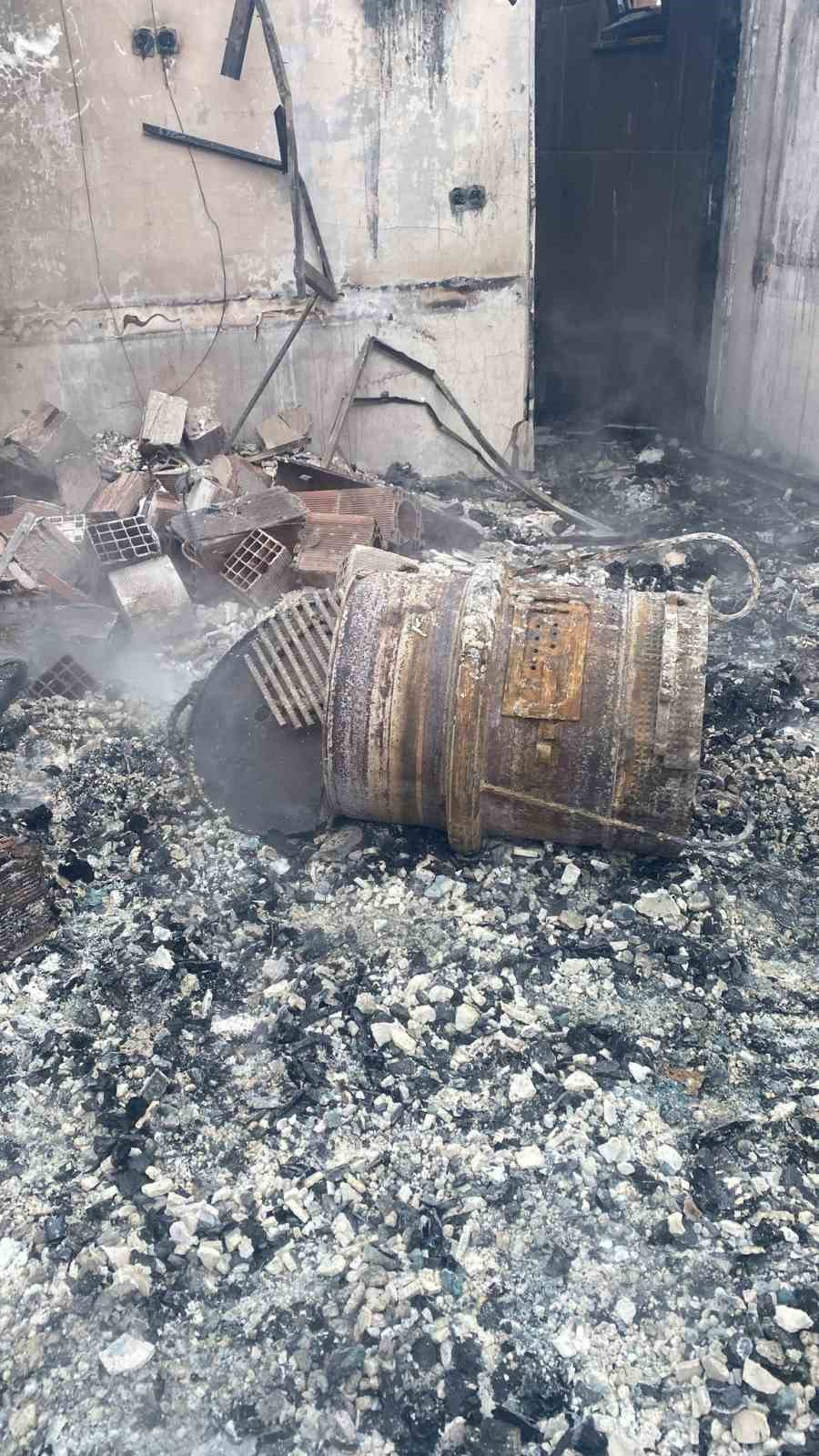 Gümüşhane’de Çıkan Yangında 2 Katlı Köy Konağı Ve Muhtarlık Küle Döndü