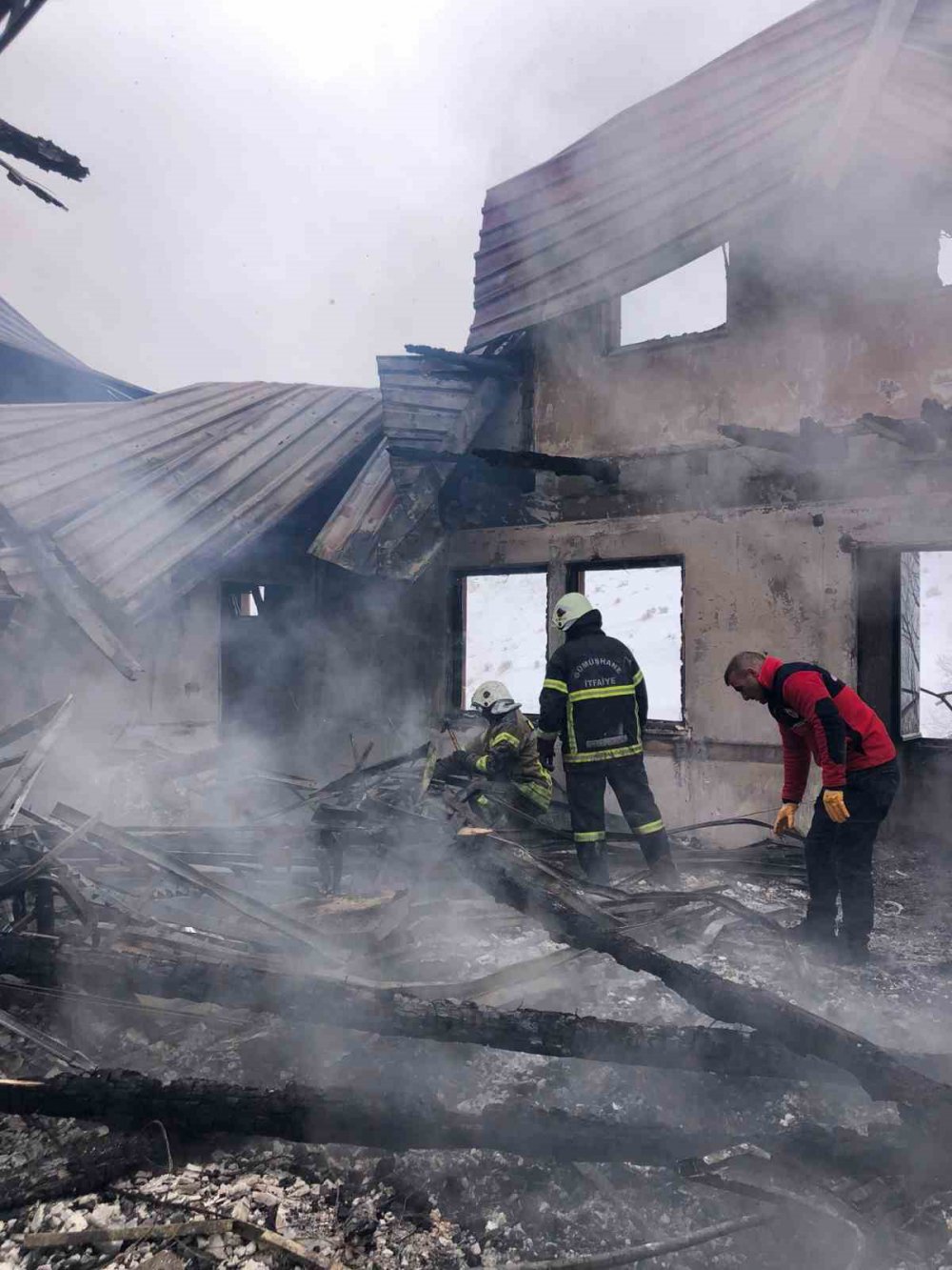 Gümüşhane’de Çıkan Yangında 2 Katlı Köy Konağı Ve Muhtarlık Küle Döndü