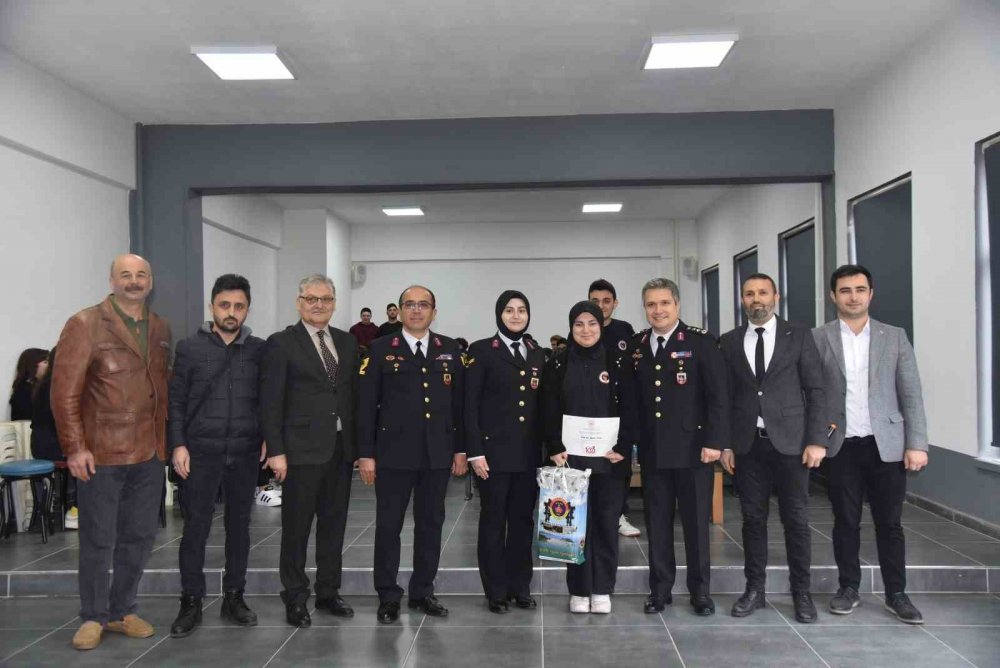 Görele Anadolu Lisesi Öğrencisi Merve Esma Aydın, Jandarma Genel Komutanlığı Resim Yarışmasında İl Birincisi Oldu