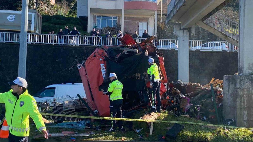 Trabzon'un Sürmene İlçesinde Tır Kazası: Sürücü Hayatını Kaybetti, Karayolunda Uzun Kuyruklar Oluştu