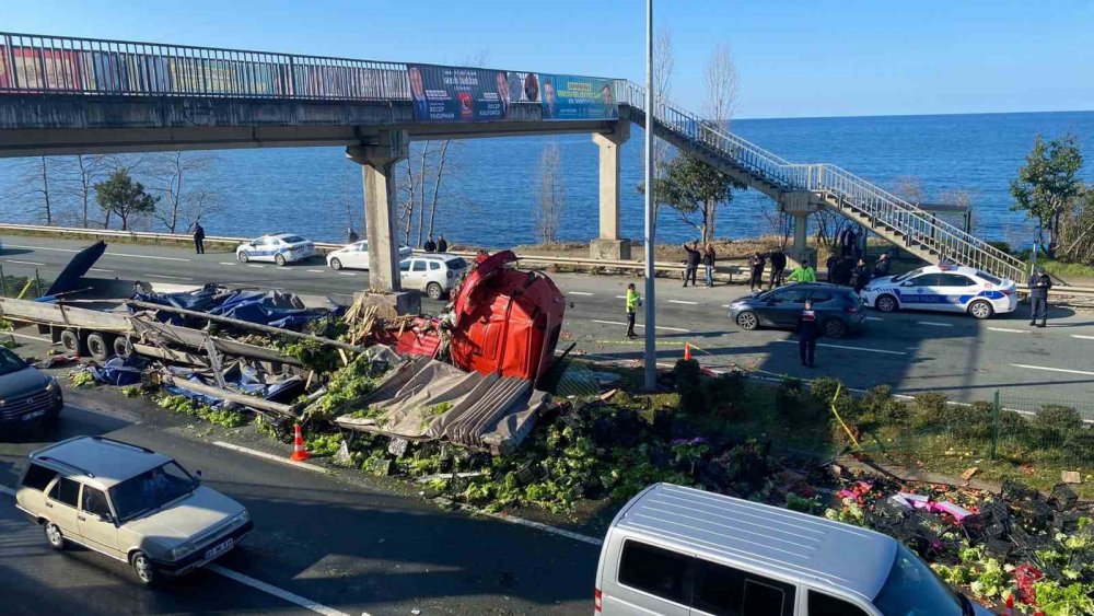 Trabzon'un Sürmene İlçesinde Tır Kazası: Sürücü Hayatını Kaybetti, Karayolunda Uzun Kuyruklar Oluştu