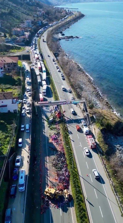 Trabzon'un Sürmene İlçesinde Tır Kazası: Sürücü Hayatını Kaybetti, Karayolunda Uzun Kuyruklar Oluştu