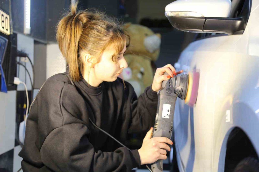 Artvinli Kız Kardeşler Parmaklar Ojeli Oto Kuaför İşi Yapıyorlar