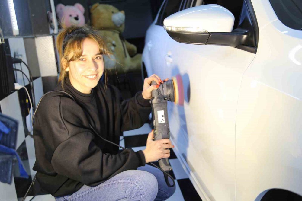 Artvinli Kız Kardeşler Parmaklar Ojeli Oto Kuaför İşi Yapıyorlar