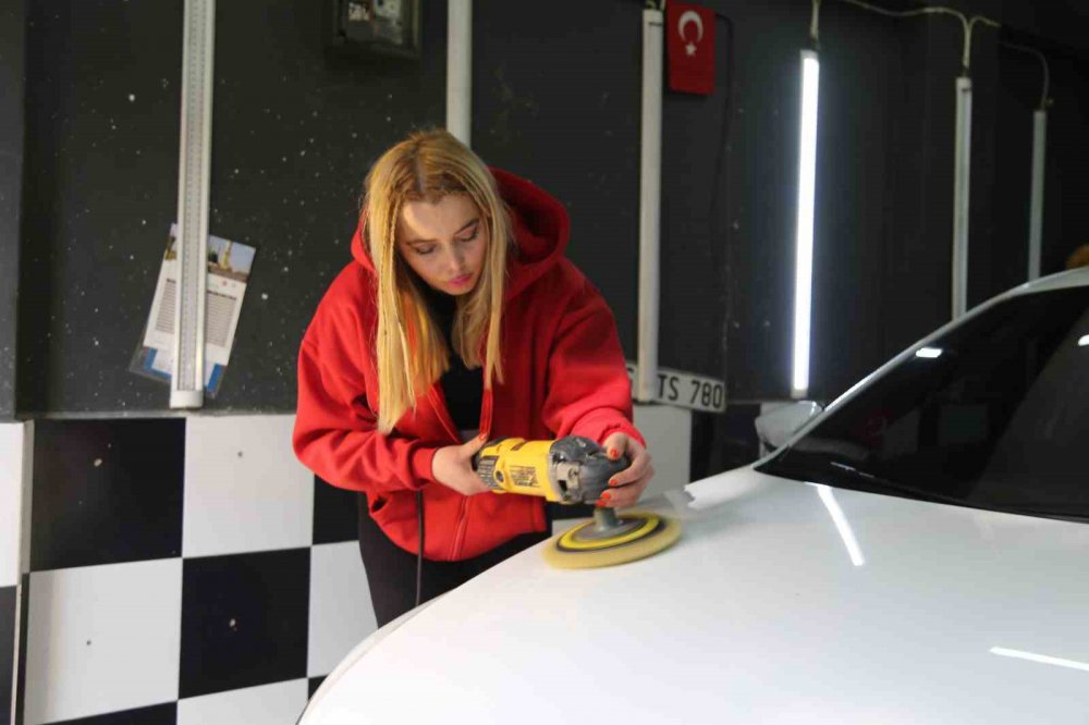 Artvinli Kız Kardeşler Parmaklar Ojeli Oto Kuaför İşi Yapıyorlar