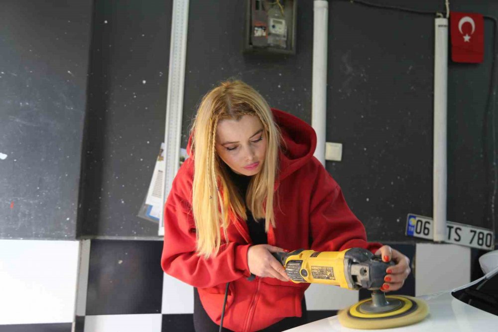 Artvinli Kız Kardeşler Parmaklar Ojeli Oto Kuaför İşi Yapıyorlar